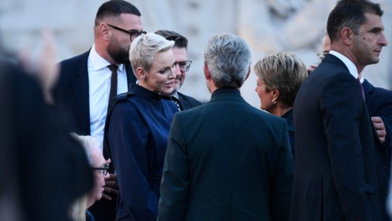 Charlène von Monaco hat bei der Pariser Modenschau der Marke Akris (Bild: APA/Photo by JULIEN DE ROSA/AFP)