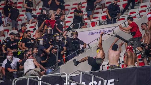 Ausschreitungen beim Spiel Köln gegen Nizza (Bild: AP)