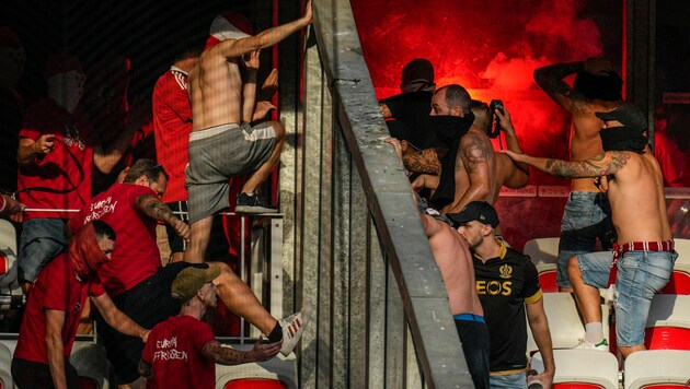 Ausschreitungen beim Spiel Köln gegen Nizza (Bild: AP)