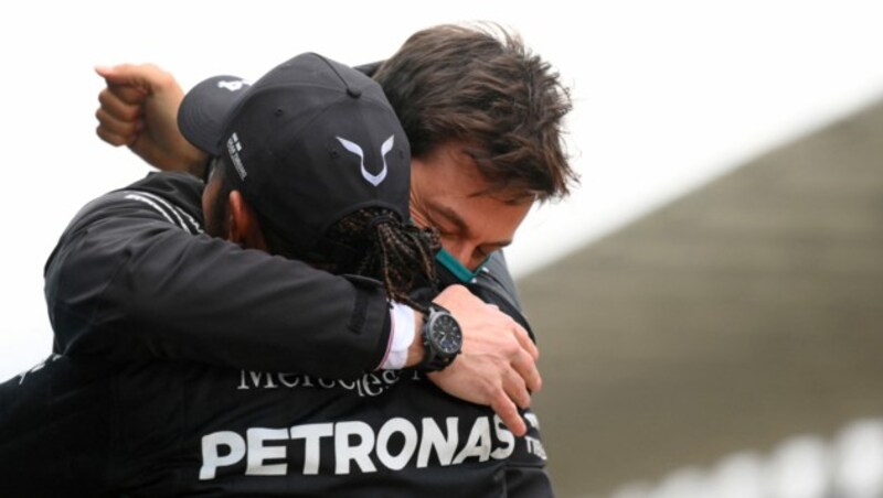 Toto Wolff und Lewis Hamilton (Bild: AFP)