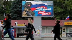 Ein Werbeplakat der russischen Armee in der annektierten Region Luhansk (Bild: AP)