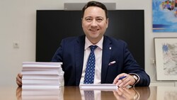 Vize-LH Manfred Haimbuchner (FPÖ) beim Sichten der 1.765 Zuschriften bei seinem Klimabonus-Gewinnspiel (Bild: FPOE OOE)