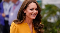 Prinzessin Kate besuchte in Surrey eine Geburtenstation und verzauberte in einem herbstlichen Look. (Bild: AP)