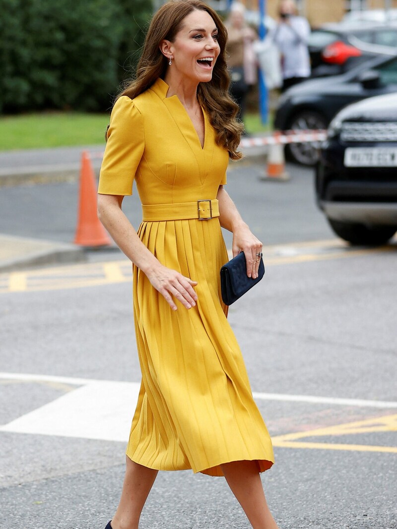 Prinzessin Kate kam zu dem Termin in Surrey in einem Kleid von Karen Millen in einem herbstlichen Senfgelb. (Bild: PETER NICHOLLS / REUTERS / picturedesk.com)