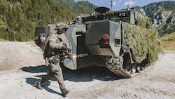 Panzergrenadiere vor einem Schützenpanzer Ulan während einer Militärübung im alpinen Gelände. Investitionsbedarf gibt es im Heer praktisch überall, vor allem aber bei Schutzausrüstung und Fahrzeugen. (Bild: EXPA Pictures)