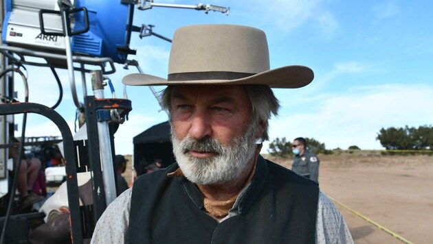 Alec Baldwin "Rust" filminin setinde (Bild: Santa Fe County Sheriff's Office / Zuma / picturedesk.com)