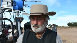 Alec Baldwin am Set in seinem Kostüm für den Film „Rust“ (Bild: Santa Fe County Sheriff's Office / Zuma / picturedesk.com)