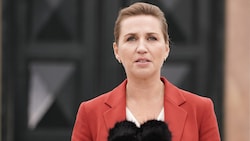 Dänemark wählt noch heuer ein neues Parlament. Das hat Ministerpräsidentin Mette Frederiksen am Mittwoch vor ihrem Amtswohnsitz Marienborg, nördlich von Kopenhagen, bekannt gegeben. (Bild: AFP/Ritzau Scanpix/Liselotte Sabroe)