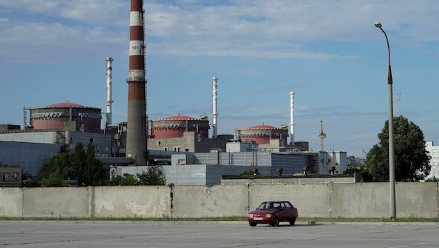 Die Internationale Atomenergiebehörde IAEA warnt vor einem Nuklearunfall durch die zunehmenden Kampfhandlungen rund um das Atomkraftwerk Saporischschja in der Südukraine. (Bild: AFP)