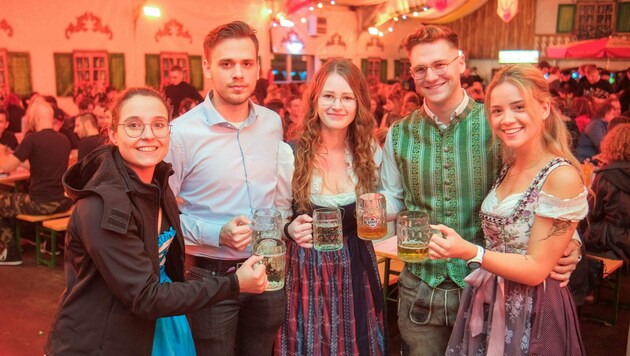 Im Bierzelt sammelten sich im Laufe des Abends rund 4.000 Studierende aus ganz Oberösterreich. (Bild: Horst Einöder/Flashpictures)