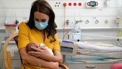 Prinzessin Catherine von Wales beim Besuch einer Babystation (Bild: APA/Photo by Alastair Grant/AFP)