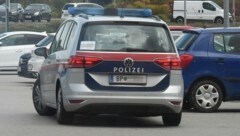 Mit einem Streifenwagen war die Polizei vor Ort, laut „Fridays for Future“-Sprecher wurde Schule aber umstellt... (Bild: P. Huber)