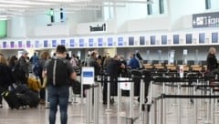 Beim Check-in am Flughafen Wien erfuhren zwei Studentinnen, dass es ihre Buchung nicht mehr gibt. (Bild: P. Huber)