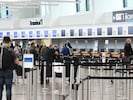 Beim Check-in am Flughafen Wien erfuhren zwei Studentinnen, dass es ihre Buchung nicht mehr gibt. (Bild: P. Huber)