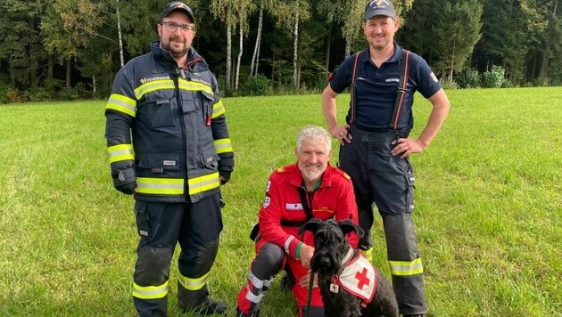 Erfolgreicher Einsatz: Hundeführer Herbert Resch mit Cilli und zwei Feuerwehr-Mitgliedern. (Bild: RK OÖ)
