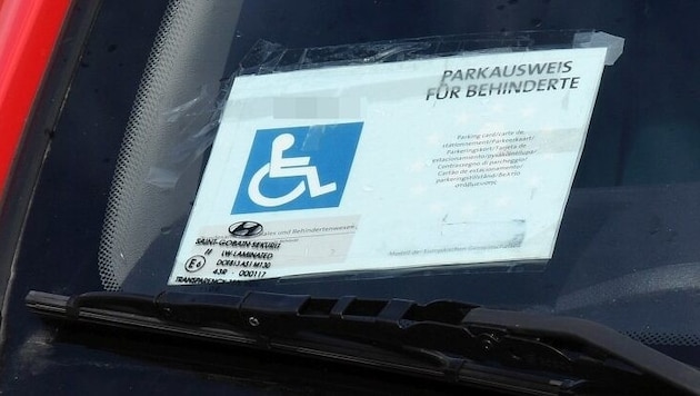 A controversial police trainee from Linz stumbles across a disabled pass - but not in the way you might think. (Bild: P. Huber)