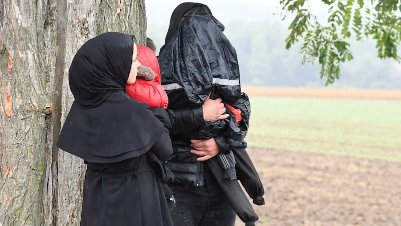 Refugees in Deutschkreuz in Burgenland in an archive photo. According to the Ministry of the Interior, the measures against smugglers are proving successful. (Bild: P. Huber)