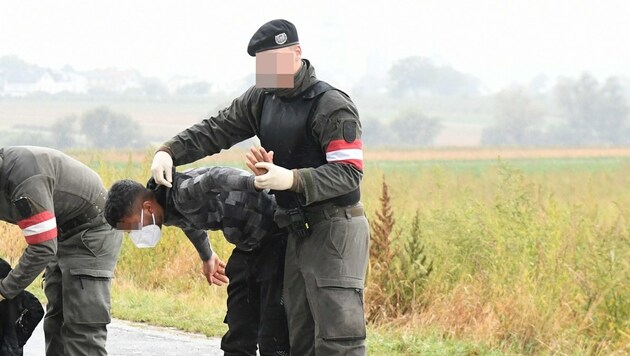 Aufgriff Illegaler in Deutschkreutz durch Heer, Polizei und ungarische Kräfte: Die Fremden waren auch in diesem Fall ausnahmslos junge Männer. (Bild: P. Huber)