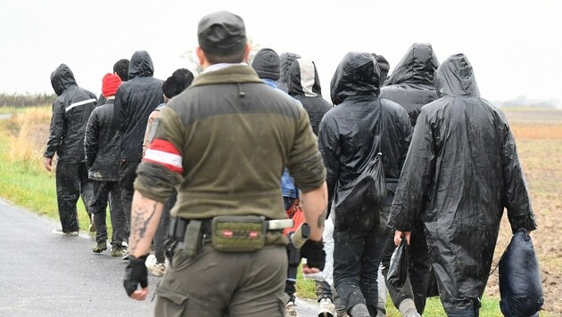 Vor allem Burgenland werden zahlreiche Migranten und Schlepper aufgegriffen. (Bild: P. Huber)