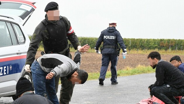 Polizeieinsatz gegen illegale Migration (Bild: P. Huber)