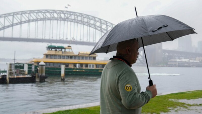 Ein Spaziergang im Regen in Sydney (Bild: Associated Press)