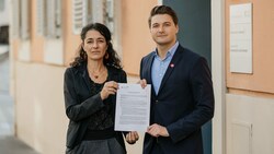 Klubobfrau Sandra Krautwaschl (Grüne) und Klubobmann Niko Swatek (NEOS) mit dem Text der Dringlichen Anfrage (Bild: Marusa Puhek)