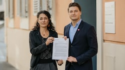 Klubobfrau Sandra Krautwaschl (Grüne) und Klubobmann Niko Swatek (NEOS) mit dem Text der Dringlichen Anfrage (Bild: Marusa Puhek)