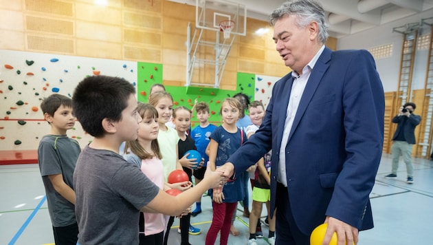 Sportminister Werner Kogler (Grüne) im Rahmen einer Pressekonferenz zum Thema „Tägliche Bewegungseinheit“ (Bild: APA/GEORG HOCHMUTH)