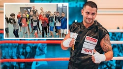 Österreichs Box-Star Marcos Nader hält in der Volksschule Prandaugasse Ausschau nach zukünftigen Champions. (Bild: Krone KREATIV, FRB Media / Christopher Blank, Boxclub Bounce)