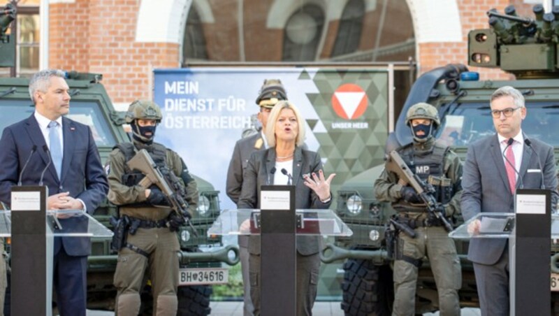 von links: Bundeskanzler Karl Nehammer, Verteidigungsministerin Klaudia Tanner und Finanzminister Magnus Brunner (alle ÖVP) bei einer Pressekonferenz (Bild: APA/TOBIAS STEINMAURER)