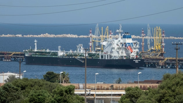 Ein Öltanker des russischen Konzerns Lukoil vor der sizilischen Küste (Archivbild) - Ab sofort darf Russland kein Öl mehr nach Europa verschiffen. (Bild: AP)