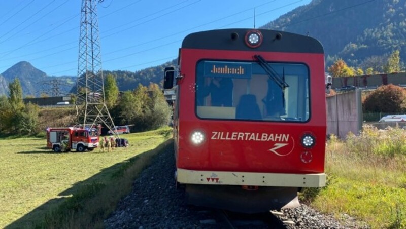 Die Zillertalbahn mit den derzeitigen roten Garnituren, die mit Diesel betrieben werden. (Bild: zoom.tirol)