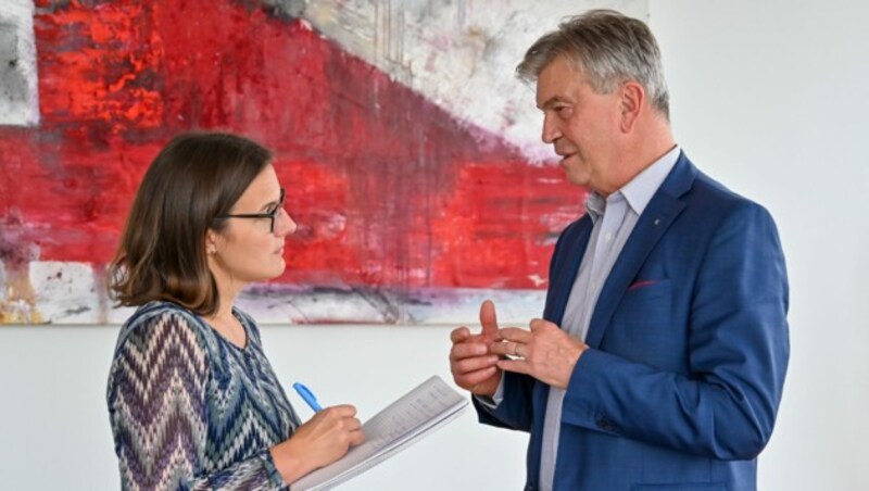 Steinecker im Interview mit „OÖ-Krone“-Redakteurin Barbara Kneidinger. (Bild: Harald Dostal)