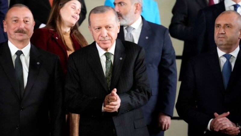 Der aserbaidschanische Präsident Ilham Aliyev (li.), der türkische Präsident Recep Tayyip Erdogan und der bulgarische Präsident Rumen Radev (Bild: ASSOCIATED PRESS)