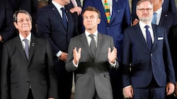 Der zypriotische Präsident Nicos Anastasiades´(li.), Frankreichs Präsident Emmanuel Macron und der tschechische Premierminister Petr Fiala (Bild: ASSOCIATED PRESS)