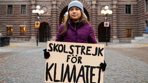 Klimaaktivistin Greta Thunberg hält ein Schild mit der Aufschrift „Schulstreik für das Klima“ (Bild: AFP)