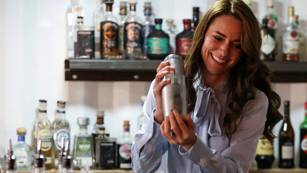 Prinzessin Kate hatte beim Mixen eines typisch nordirischen Cocktails eindeutig viel Spaß. (Bild: AFP)