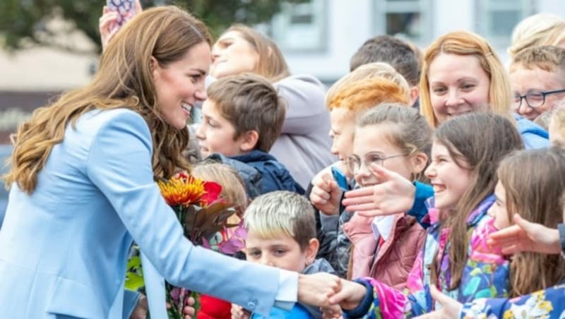 Beim Besuch in Nordirland nahm sich Prinzessin Kate auch Zeit für die wartenden Kinder in Carrickfergus. (Bild: AFP)