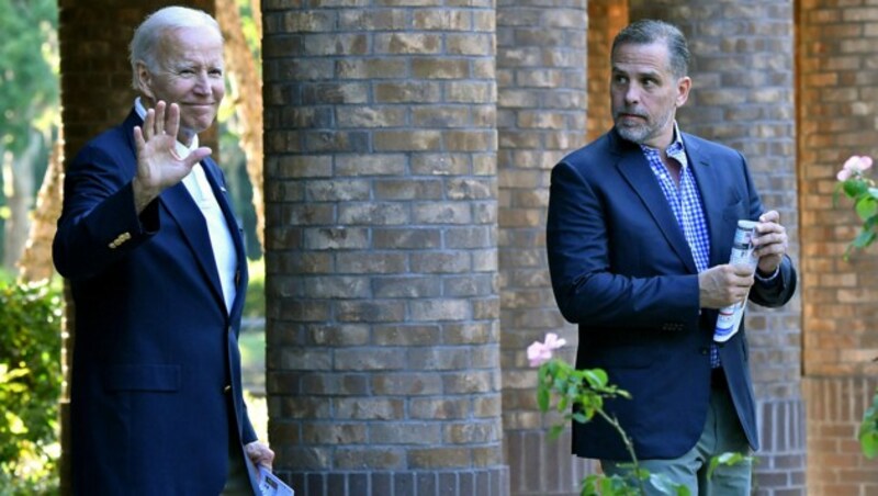 US-Präsident Joe Biden mit seinem Sohn Hunter Biden nach einer Messe im August in South Carolina (Bild: APA/AFP/Nicholas Kamm)