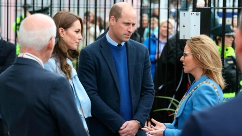 Prinzessin Kate und Prinz William wurden in Belfast von Bürgermeisterin Tina Black begrüßt. (Bild: AP)