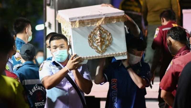 Ein Opfer wird in einem Sarg in die Leichenhalle eines Spitals gebracht. (Bild: AFP )