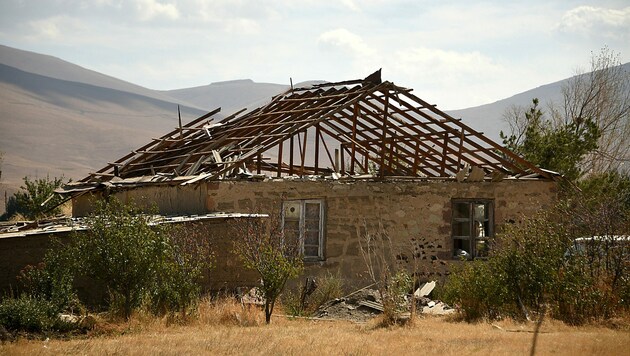 Ein bei den jüngsten Kämpfen zwischen aserbaidschanischen und armenischen Streitkräften beschädigtes Haus im Grenzgebiet (Bild: APA/AFP/Karen MINASYAN)