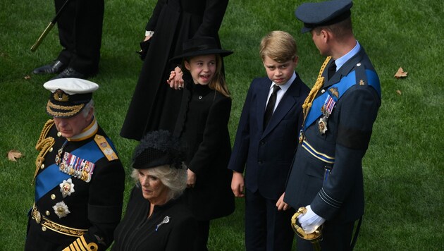 König Charles mit Queen Consort Camilla, Prinz William, Prinz George und Prinzessin Charlotte beim Begräbnis von Queen Elizabeth (Bild: APA/Photo by Daniel LEAL/AFP)