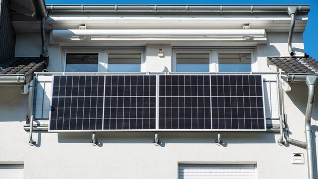 Mit einem Balkonkraftwerk können Mieter ihren eigenen Solarstrom erzeugen. Bei der Installation gibt es allerdings einiges zu beachten. (Bild: stock.adobe.com)