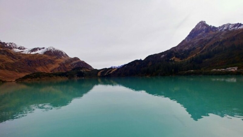 Türkisblaues Wasser, Bergspitzen und eine traumhafte Passstraße (Bild: Rubina Bergauer)