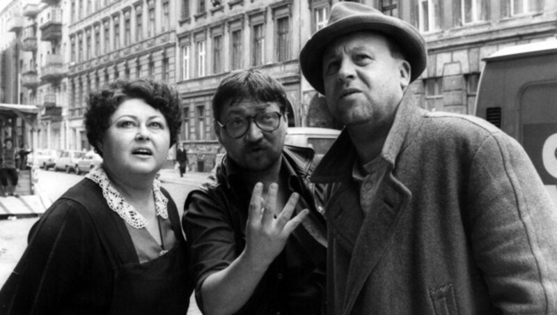 Rainer Werner Fassbender (Mitte) mit Elma Karlowa und Günter Lamprecht bei Dreharbeiten zu „Berlin-Alexanderplatz“ im Jahr 1979 (Bild: ullstein - Estorff / Ullstein Bild / picturedesk.com)