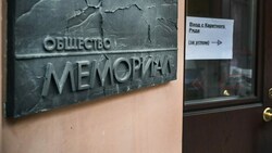 Die russische Menschenrechtsorganisation Memorial (das Bild zeigt den Eingang zum Moskauer Büro) ist einer der drei Gewinner des diesjährigen Friedensnobelpreises. (Bild: AFP/Alexander Nemenov)