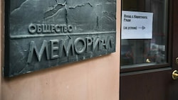 Die russische Menschenrechtsorganisation Memorial (das Bild zeigt den Eingang zum Moskauer Büro) ist einer der drei Gewinner des diesjährigen Friedensnobelpreises. (Bild: AFP/Alexander Nemenov)