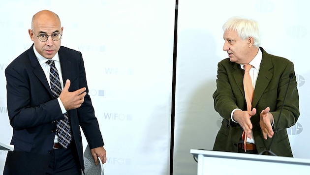 Wifo-Chef Gabriel Felbermayr (links) und IHS-Chef Klaus Neusser haben keine allzu guten Aussichten für das kommende Jahr. (Bild: APA/ROLAND SCHLAGER)