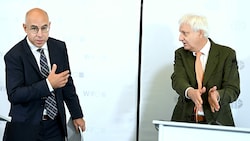 Wifo-Chef Gabriel Felbermayr (links) und IHS-Chef Klaus Neusser haben keine allzu guten Aussichten für das kommende Jahr. (Bild: APA/ROLAND SCHLAGER)